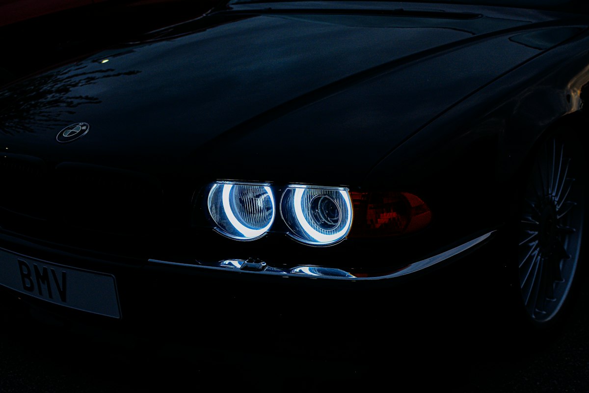 Angel eye ring menyala pada lampu mobil