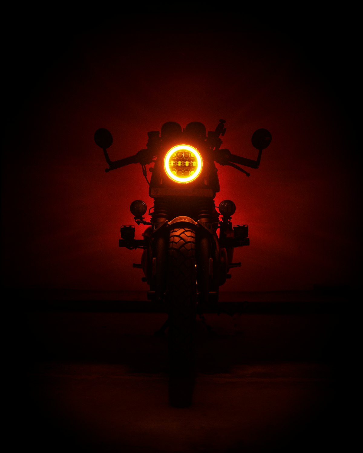 Lampu depan bulat motor menyala dengan ring LED