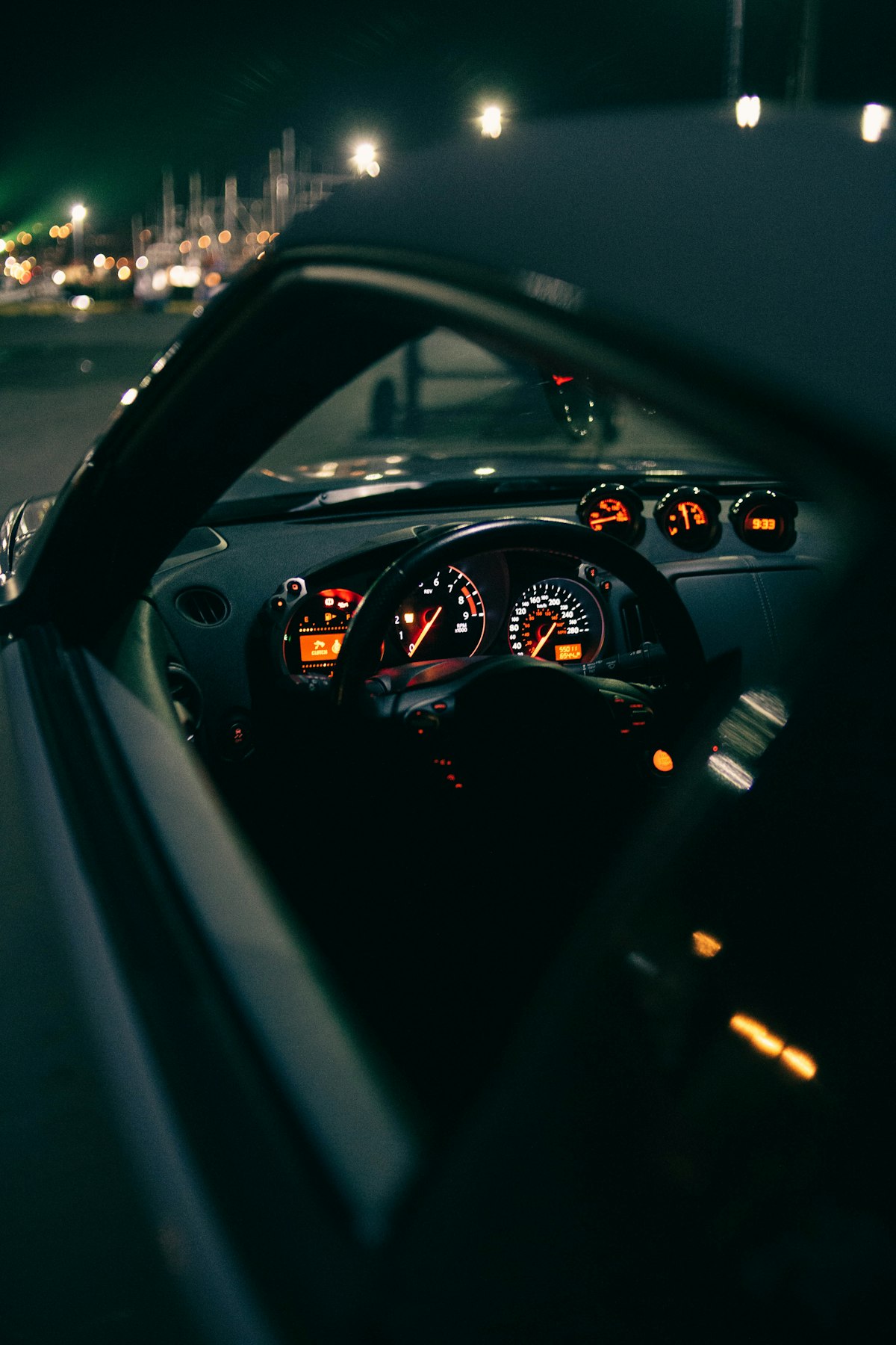 Dashboard dan lampu kabin mobil di malam hari